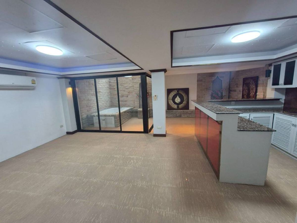 04 TS0143 – 8 Bedrooms Townhouse in Grand Condotel Jomtien