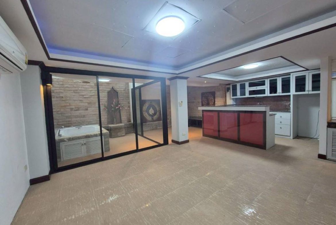 TS0143 – 8 Bedrooms Townhouse in Grand Condotel  Jomtien