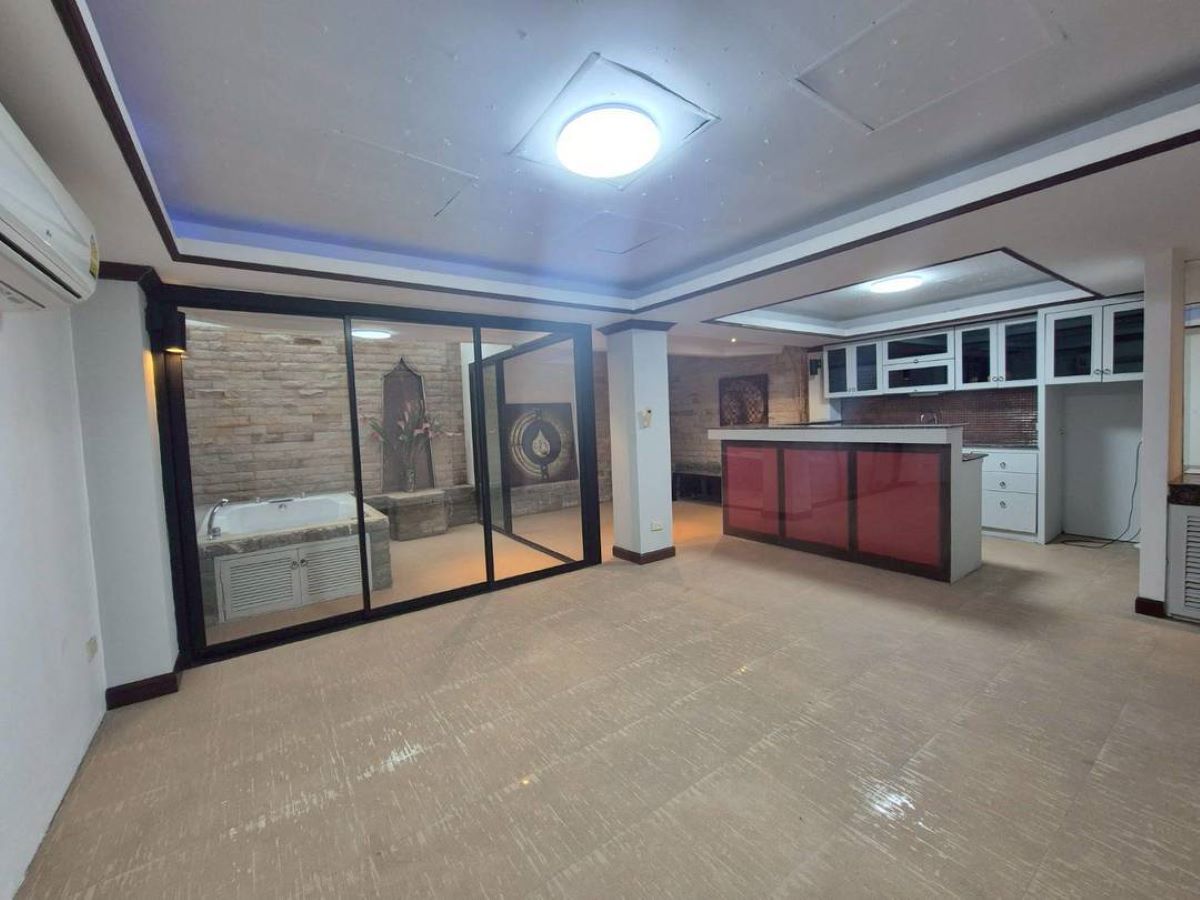 06 TS0143 – 8 Bedrooms Townhouse in Grand Condotel Jomtien