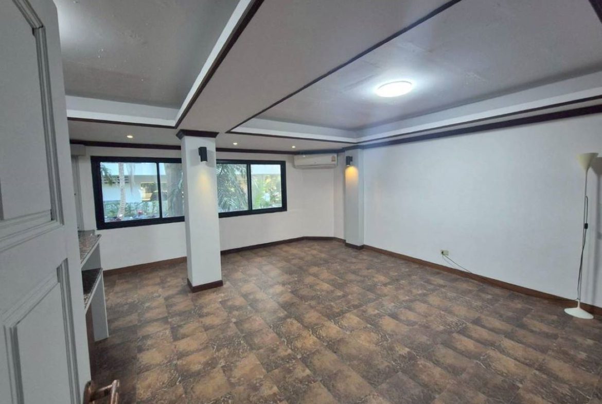 TS0143 – 8 Bedrooms Townhouse in Grand Condotel  Jomtien