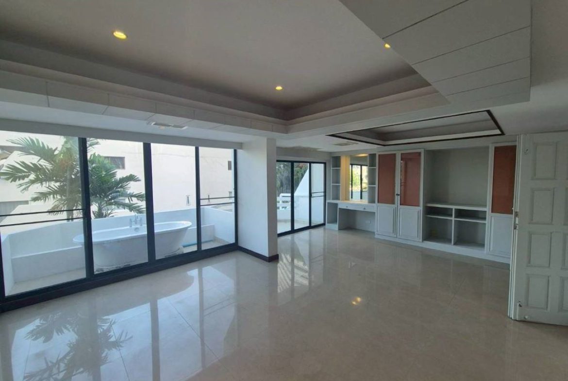 TS0143 – 8 Bedrooms Townhouse in Grand Condotel  Jomtien