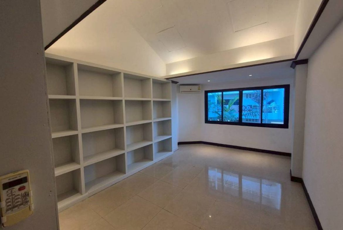 TS0143 – 8 Bedrooms Townhouse in Grand Condotel  Jomtien
