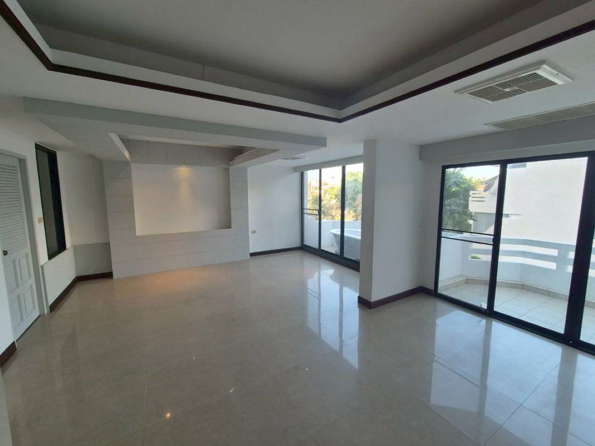 12 TS0143 – 8 Bedrooms Townhouse in Grand Condotel Jomtien