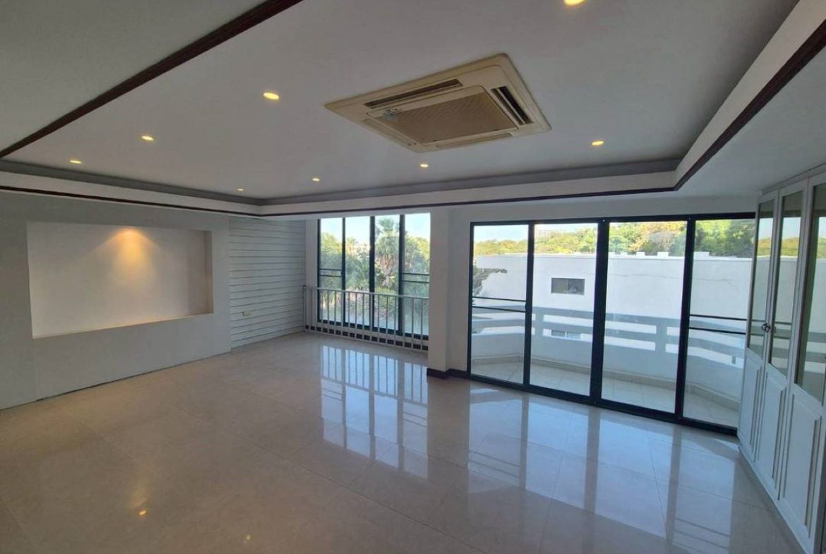 TS0143 – 8 Bedrooms Townhouse in Grand Condotel  Jomtien
