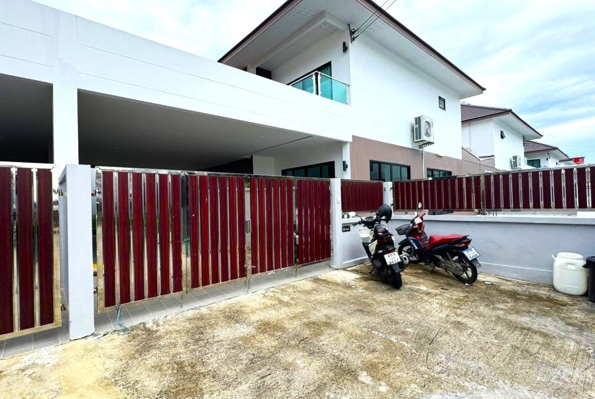 HR0874-5 Bedroom 2-storey Pool Villa in Chokchai 9 Village for Rent East Pattaya