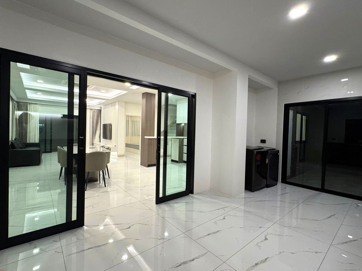 HR0874-5 Bedroom 2-storey Pool Villa in Chokchai 9 Village for Rent East Pattaya