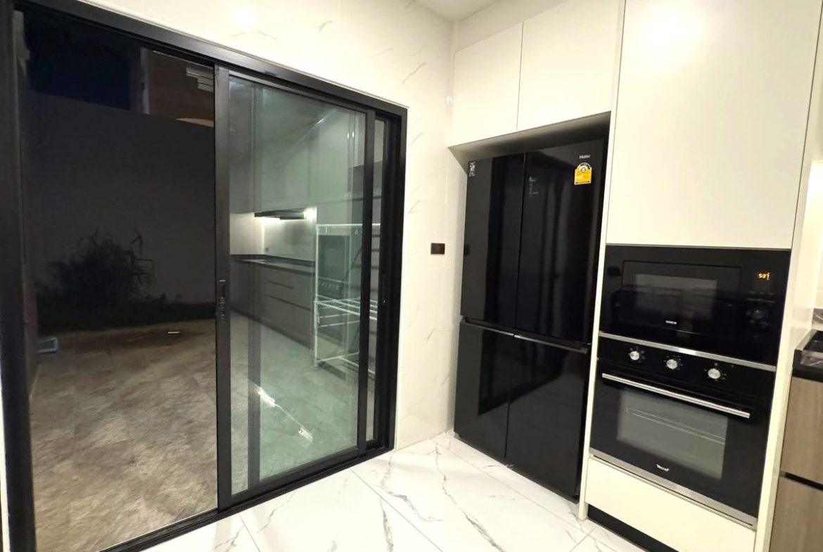 HR0874-5 Bedroom 2-storey Pool Villa in Chokchai 9 Village for Rent East Pattaya