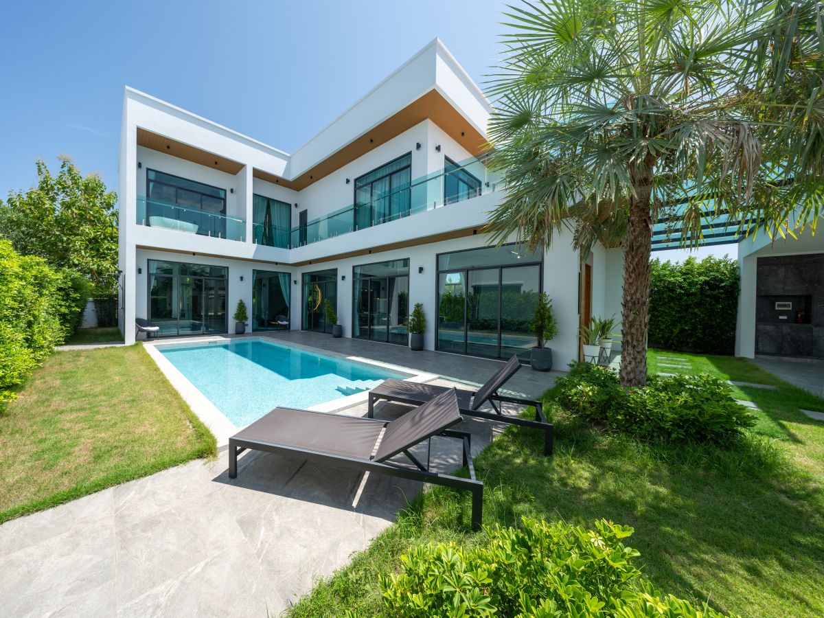 HS1355-4 Bedrooms Pool Villa The Sugar Palm Villa in soi Tungklom Talman for Sale