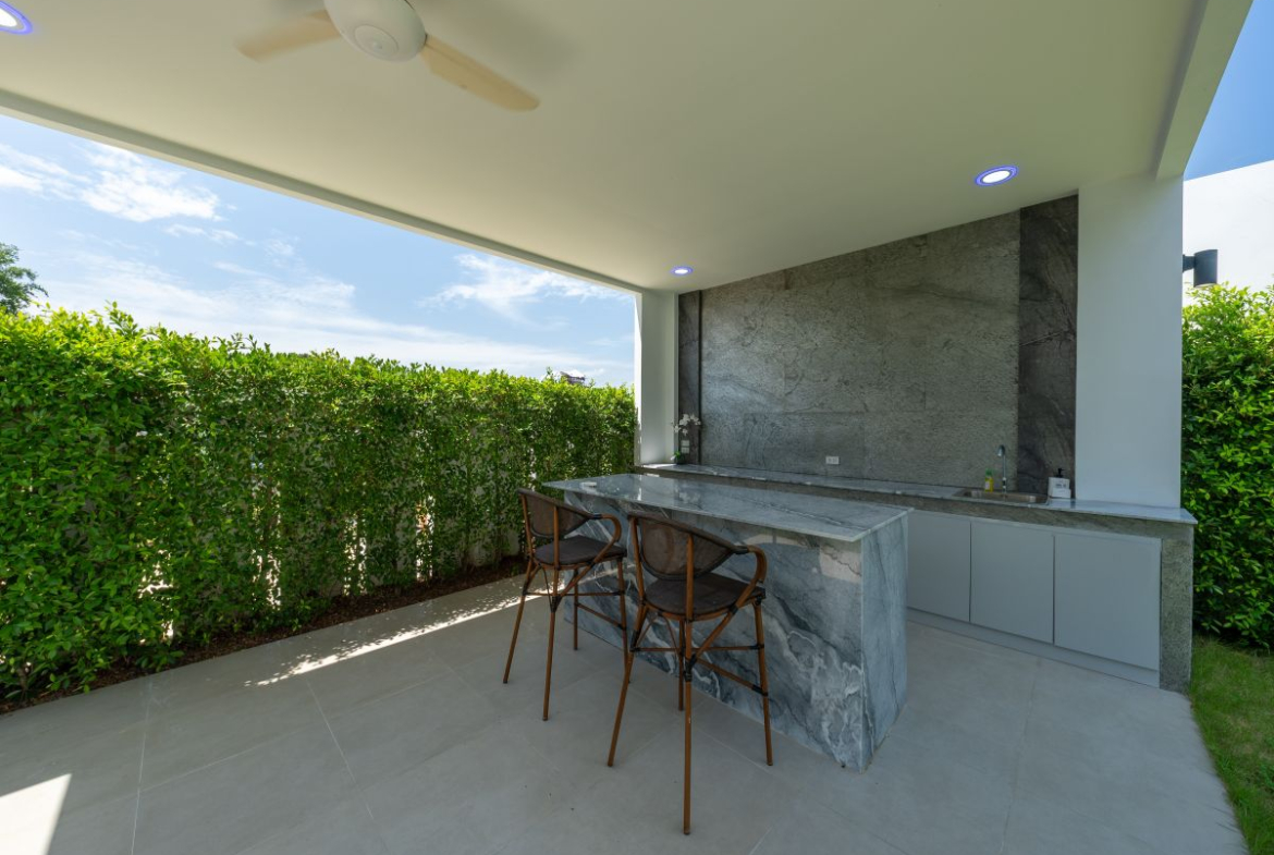 HS1355-4 Bedrooms Pool Villa The Sugar Palm Villa in soi Tungklom Talman for Sale