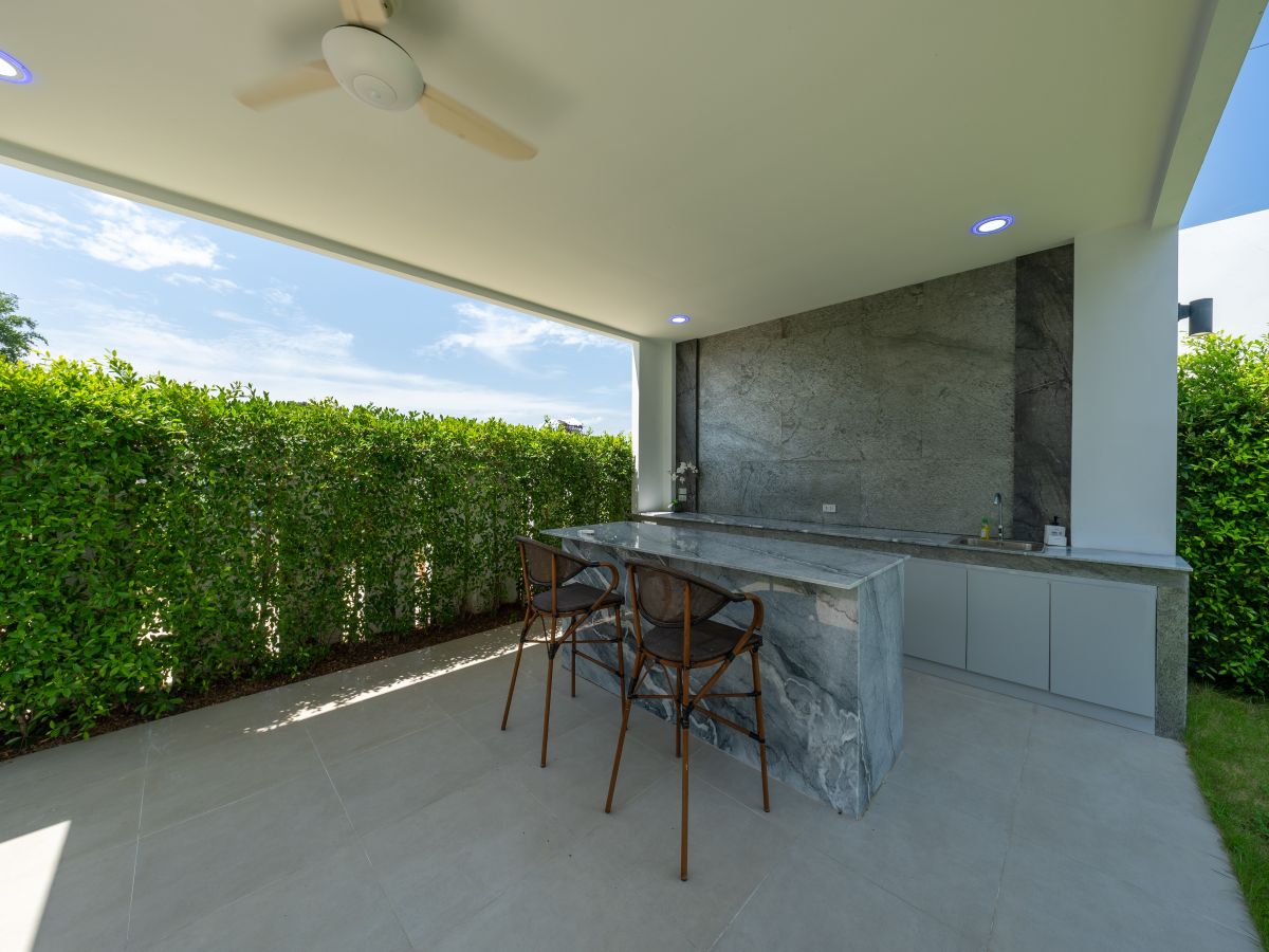HS1355-4 Bedrooms Pool Villa The Sugar Palm Villa in soi Tungklom Talman for Sale