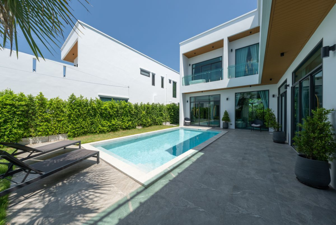 HS1355-4 Bedrooms Pool Villa The Sugar Palm Villa in soi Tungklom Talman for Sale