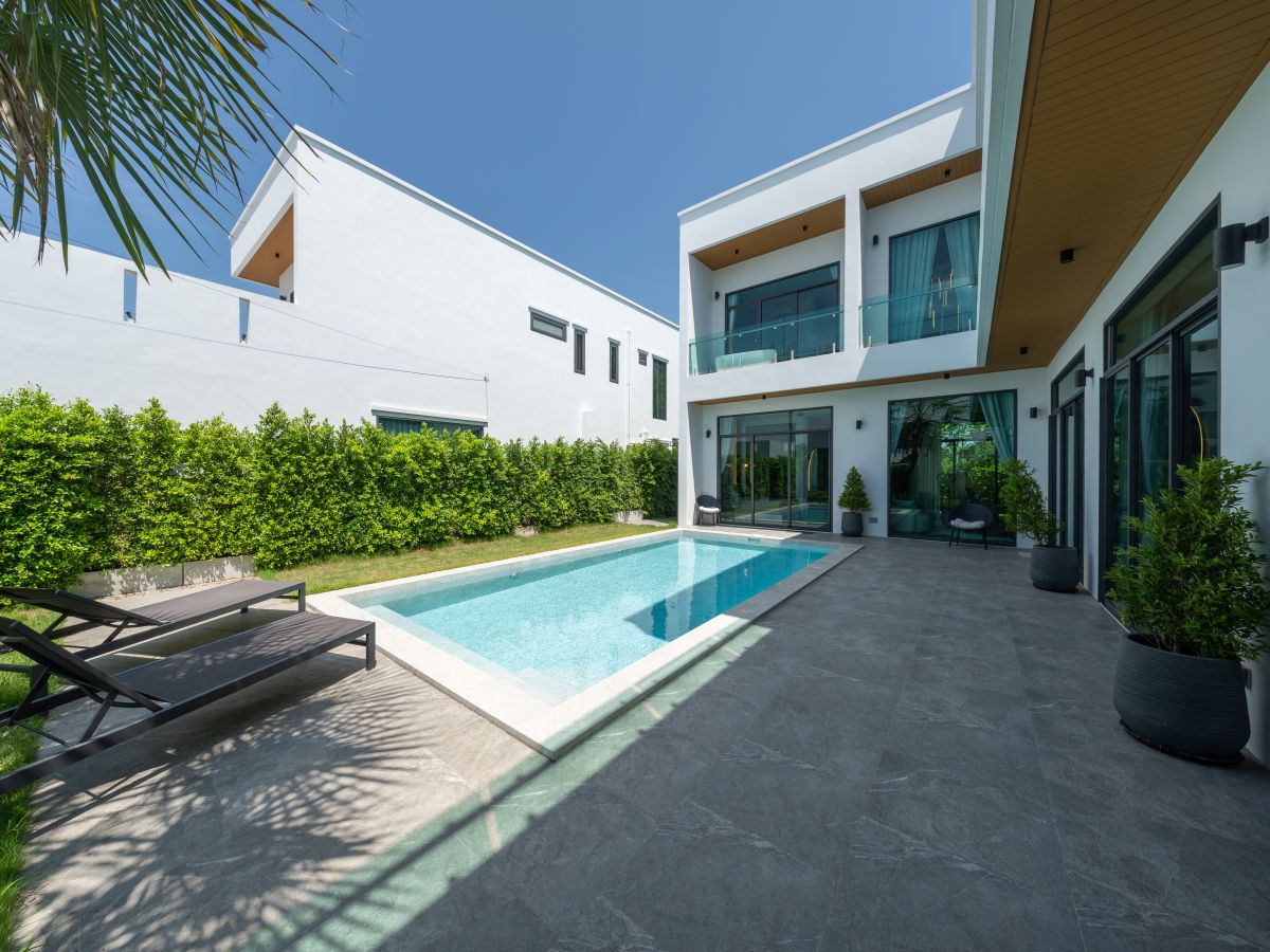 HS1355-4 Bedrooms Pool Villa The Sugar Palm Villa in soi Tungklom Talman for Sale