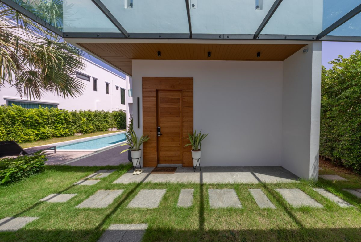 HS1355-4 Bedrooms Pool Villa The Sugar Palm Villa in soi Tungklom Talman for Sale