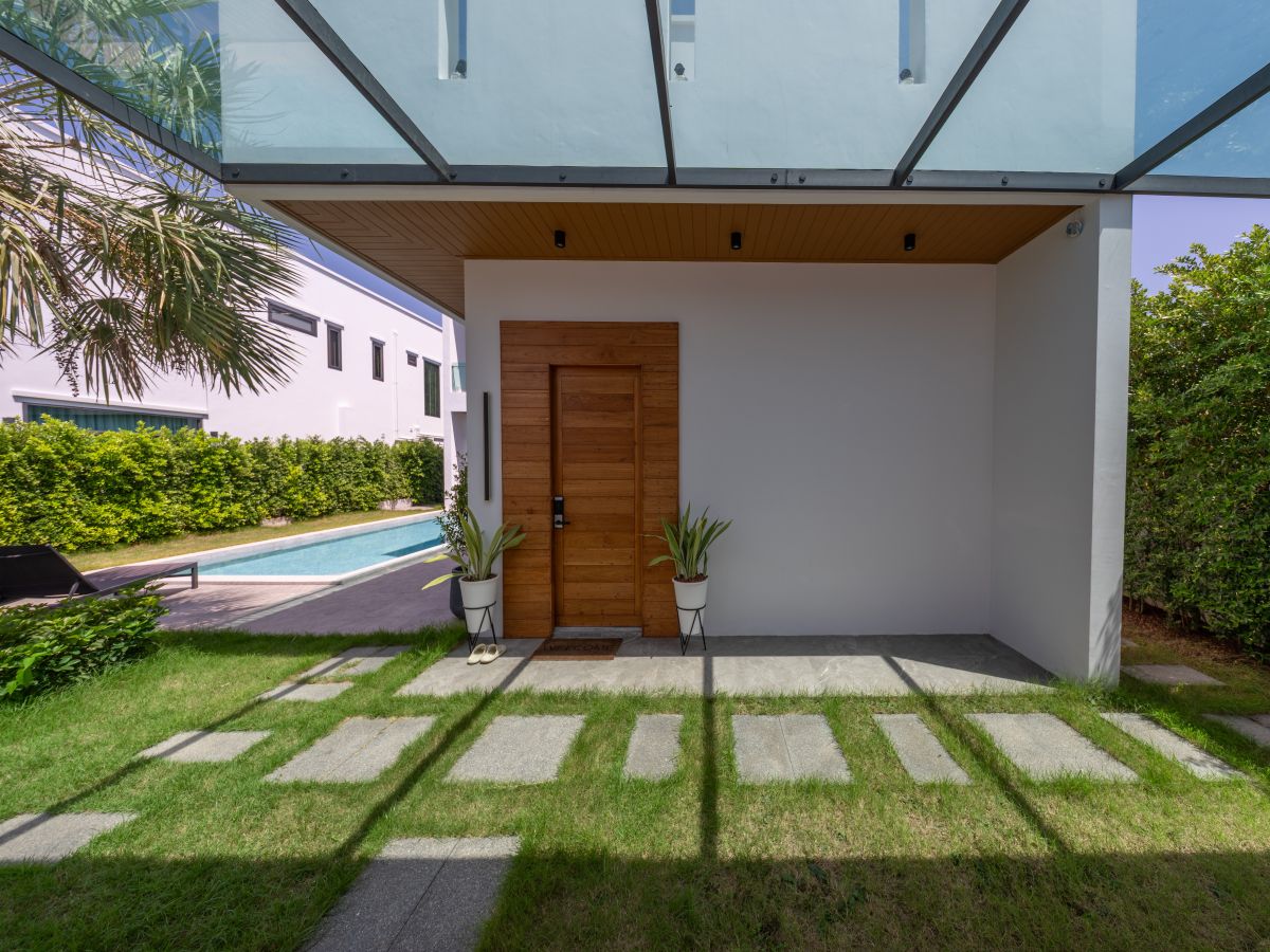 HS1355-4 Bedrooms Pool Villa The Sugar Palm Villa in soi Tungklom Talman for Sale