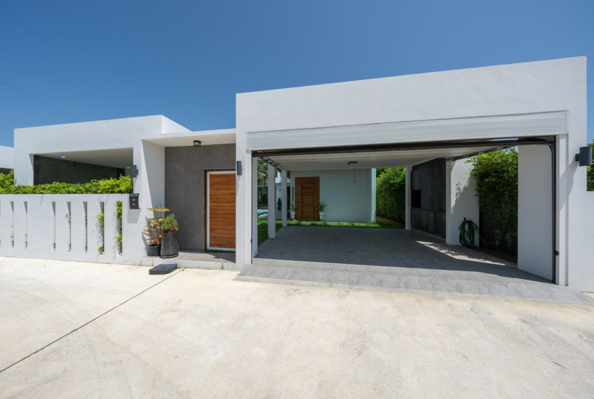 HS1355-4 Bedrooms Pool Villa The Sugar Palm Villa in soi Tungklom Talman for Sale