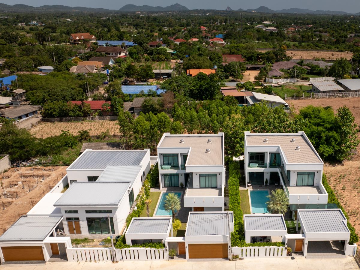 HS1355-4 Bedrooms Pool Villa The Sugar Palm Villa in soi Tungklom Talman for Sale