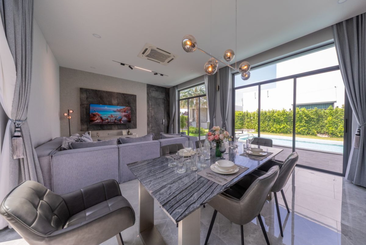 HS1355-4 Bedrooms Pool Villa The Sugar Palm Villa in soi Tungklom Talman for Sale