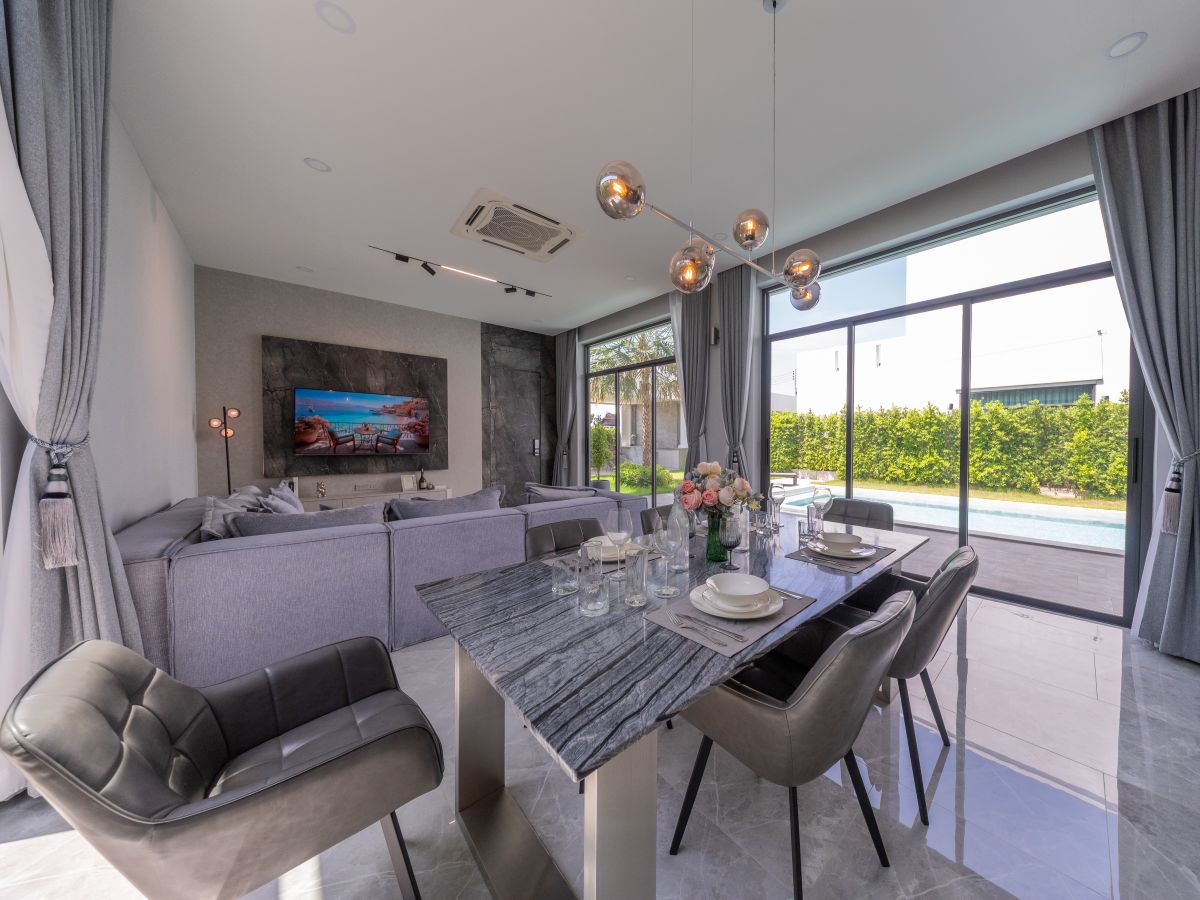HS1355-4 Bedrooms Pool Villa The Sugar Palm Villa in soi Tungklom Talman for Sale
