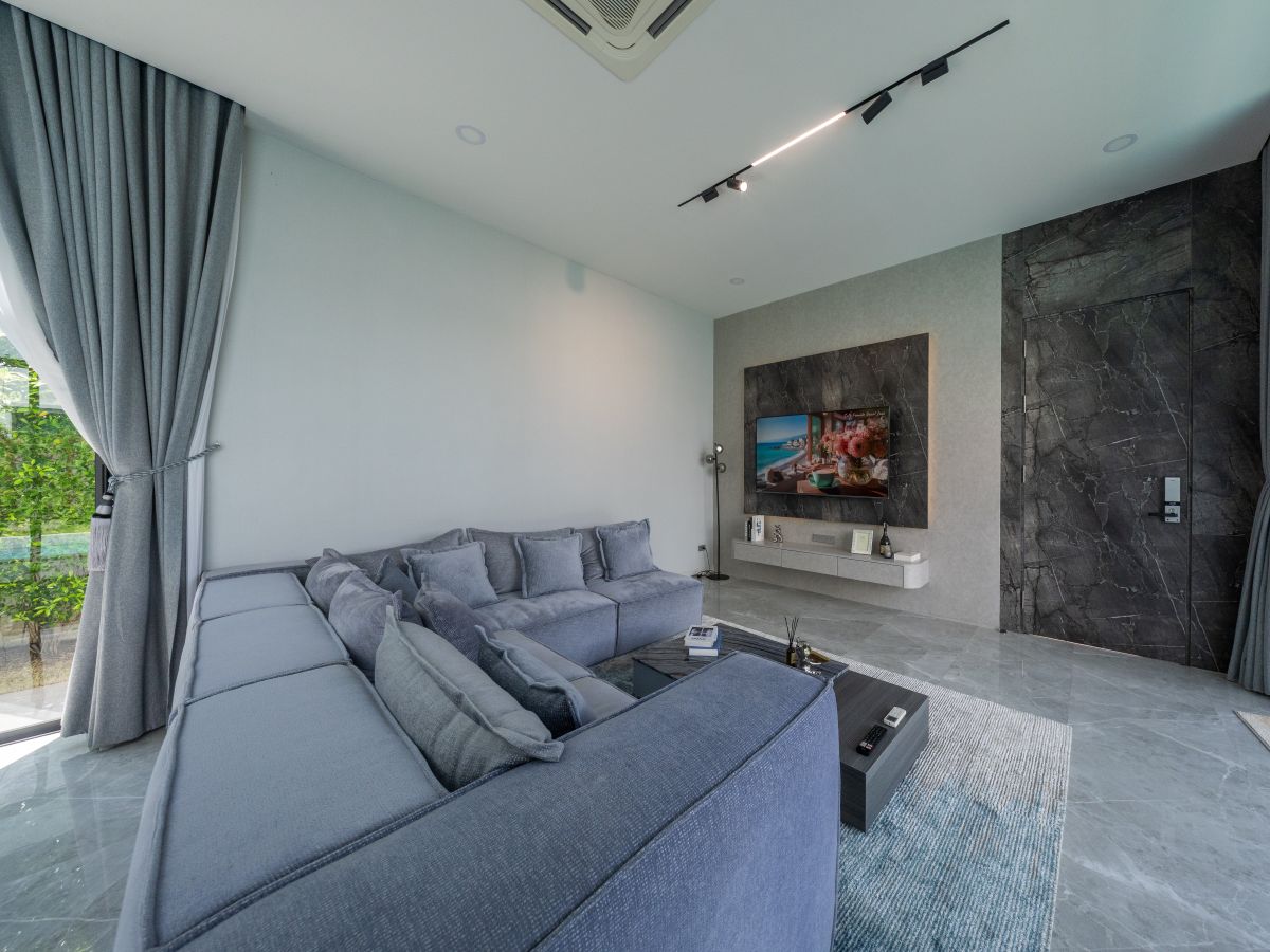 HS1355-4 Bedrooms Pool Villa The Sugar Palm Villa in soi Tungklom Talman for Sale