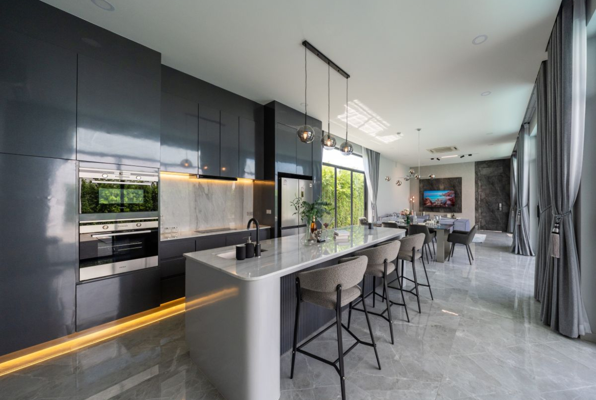 HS1355-4 Bedrooms Pool Villa The Sugar Palm Villa in soi Tungklom Talman for Sale