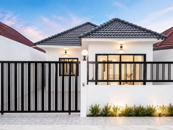 HS1484 -2Bedroom Single House for Sale in PattayaRungrueng Village in Noen Plub Wan