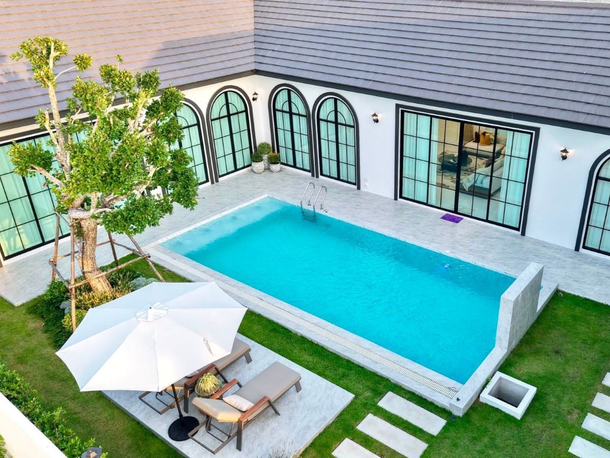 35 HS1478 – 5Bedroom Luxury Pool Villa for Sale in Pornprapa Nimit 32 in Soi Siam Country Club