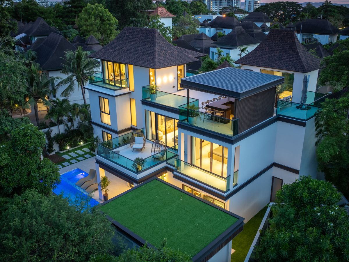 HS1489 – 7Bedroom 3-Storey Luxury Pool Villa House for Sale in Villa Nagawari in Na jomtien