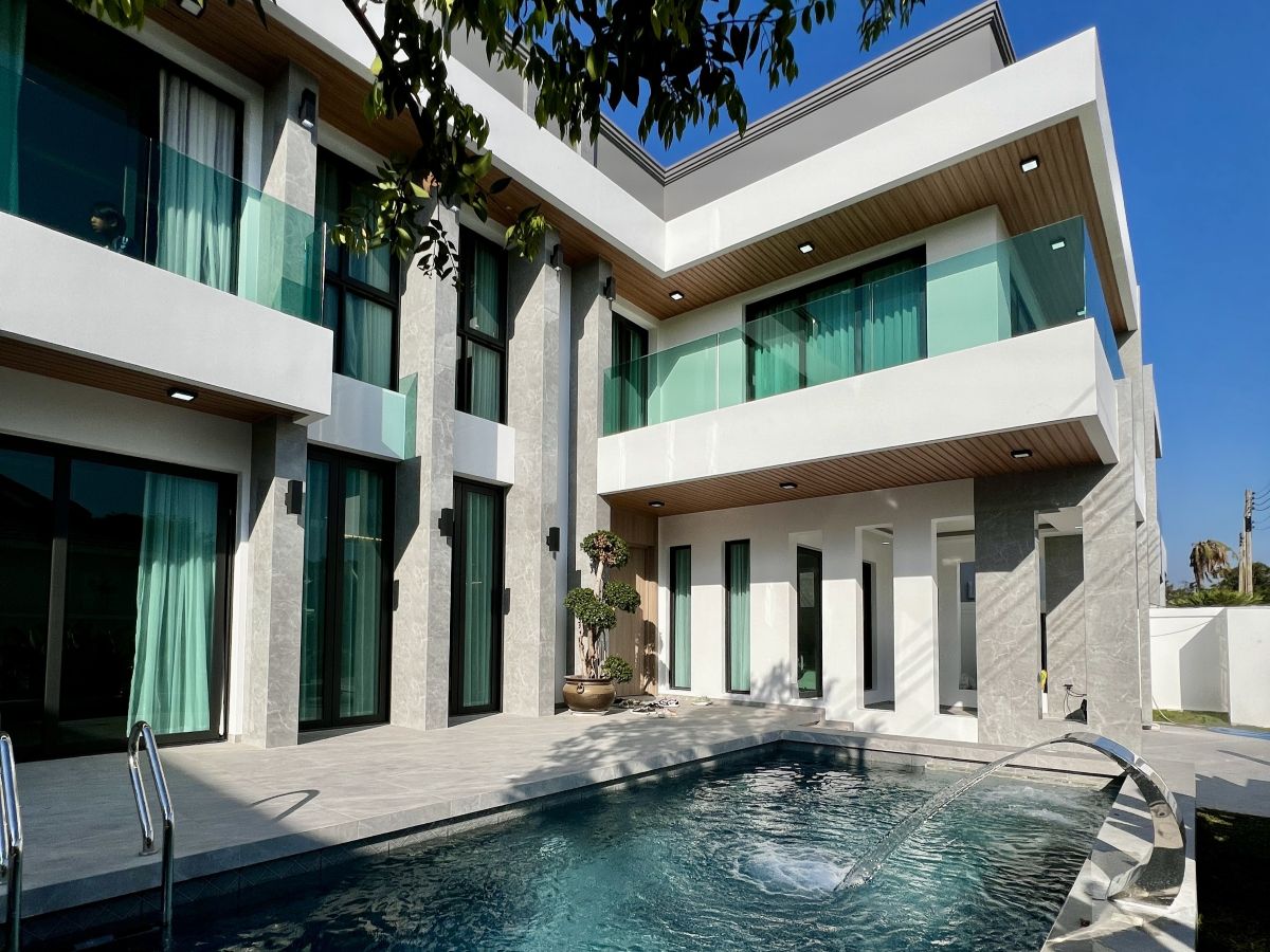 HS1504 – 5Bedroom Pool Villa House for Sale in Impress Villa in Soi Saim Country Club