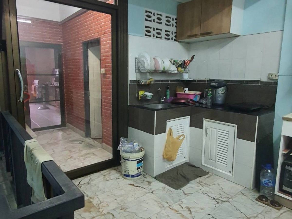 BS0021 -Commercial Building for Sale in Thepprasit Rd.