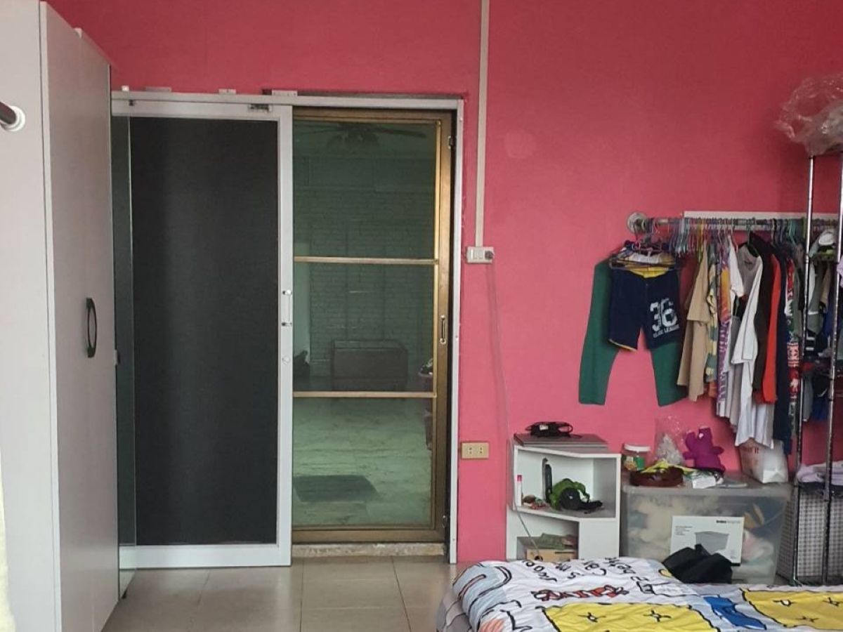 BS0021 -Commercial Building for Sale in Thepprasit Rd.
