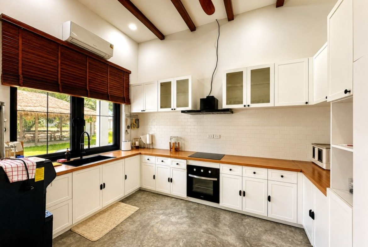HR0893 – 4Bedroom Pool Villa Style Resort for Rent in Huay Yai