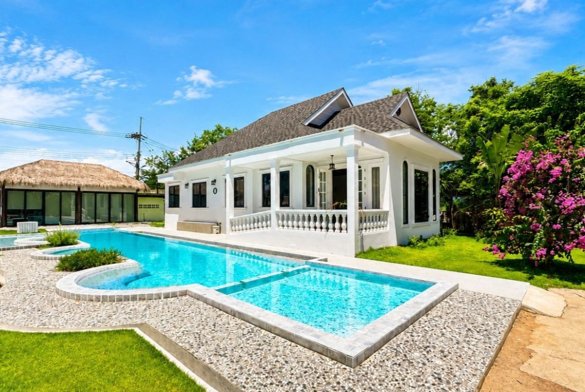 HR0893 – 4Bedroom Pool Villa Style Resort for Rent in Huay Yai