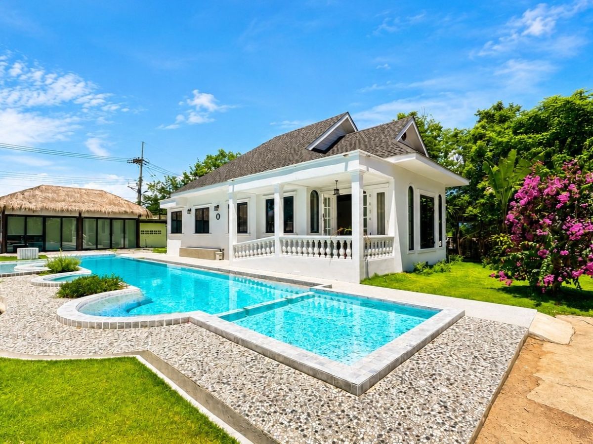HR0893 – 4Bedroom Pool Villa Style Resort for Rent in Huay Yai