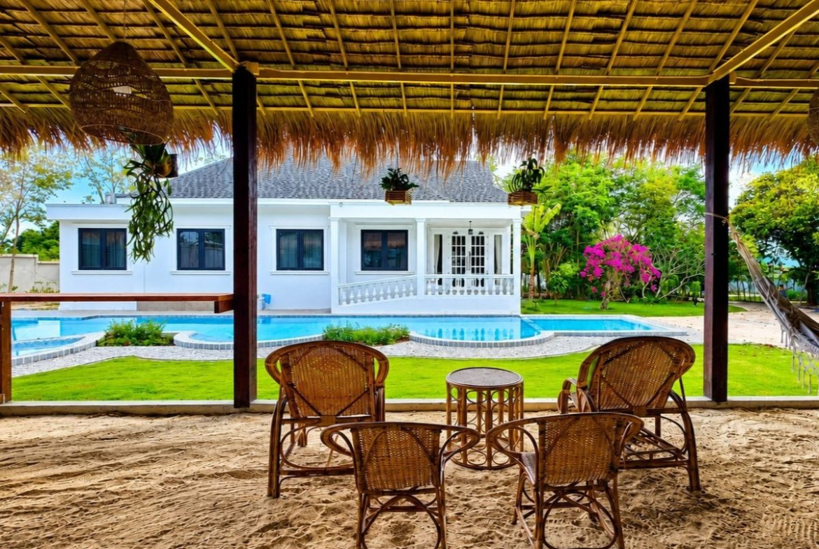 HR0893 – 4Bedroom Pool Villa Style Resort for Rent in Huay Yai