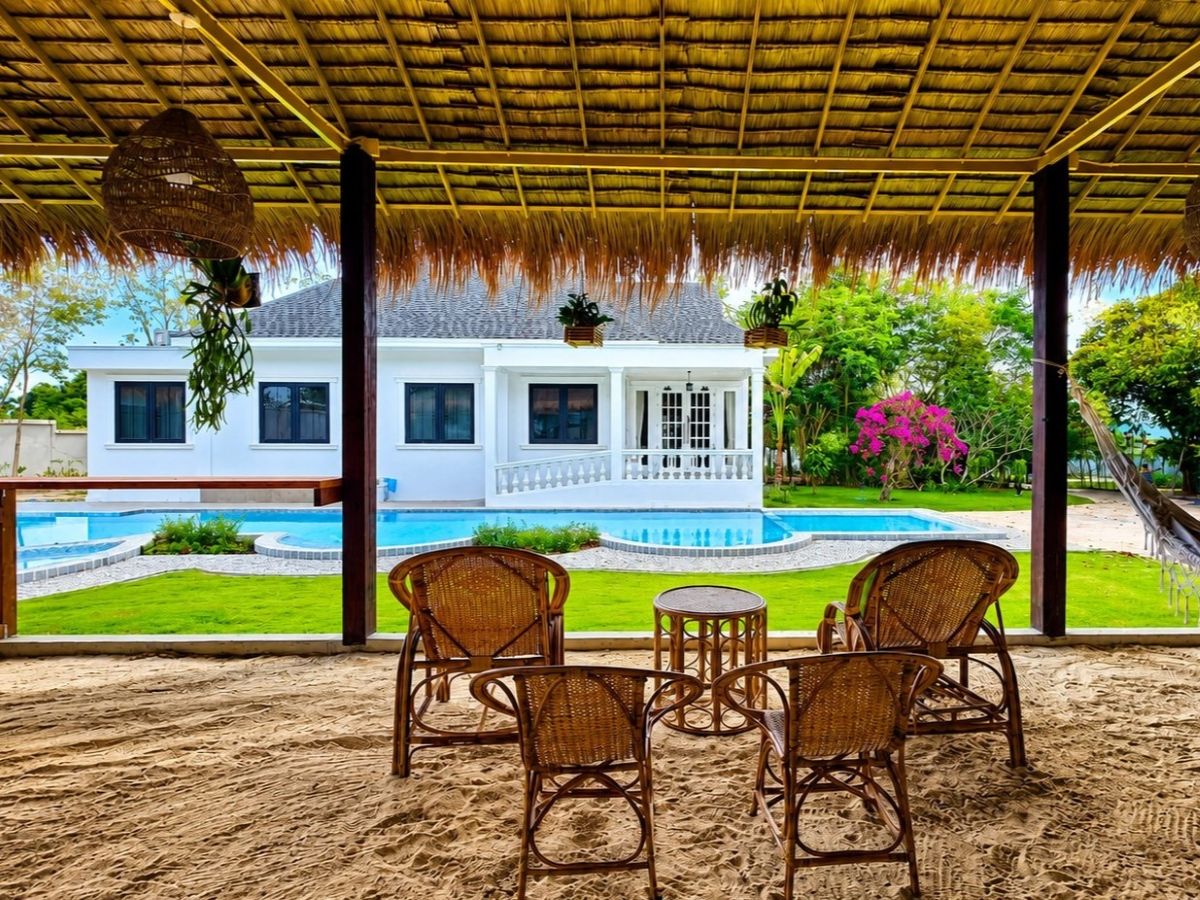 HR0893 – 4Bedroom Pool Villa Style Resort for Rent in Huay Yai