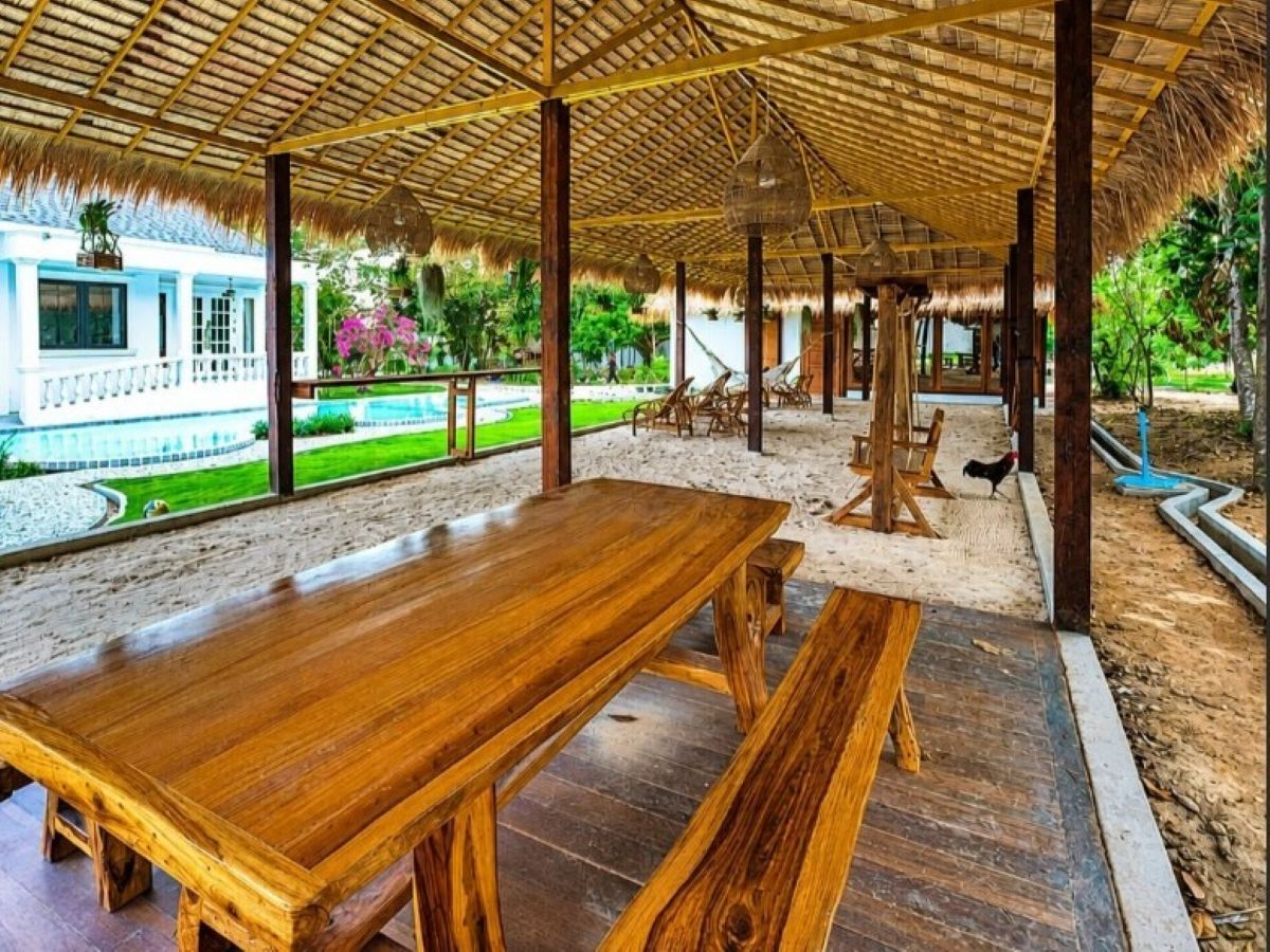 HR0893 – 4Bedroom Pool Villa Style Resort for Rent in Huay Yai
