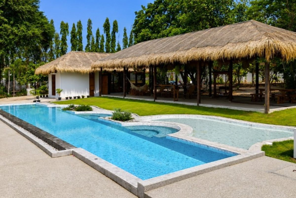 HR0893 – 4Bedroom Pool Villa Style Resort for Rent in Huay Yai