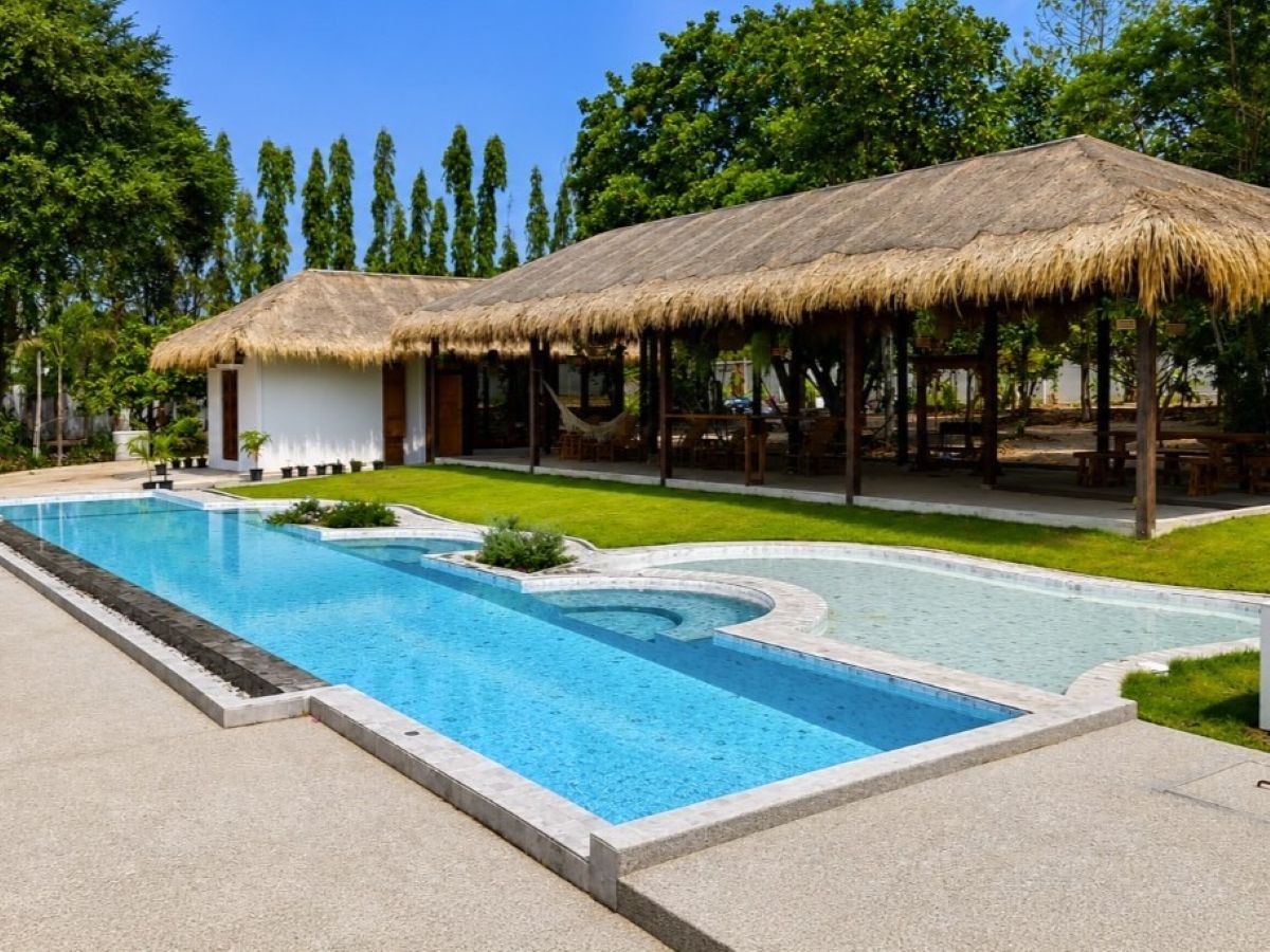 HR0893 – 4Bedroom Pool Villa Style Resort for Rent in Huay Yai