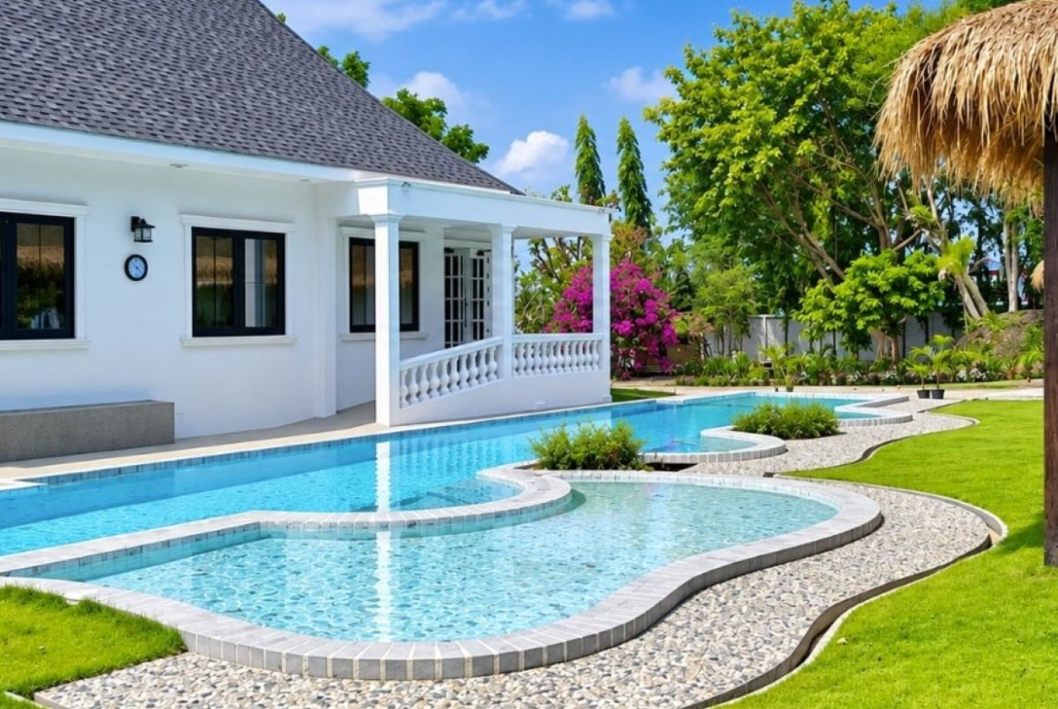 HR0893 – 4Bedroom Pool Villa Style Resort for Rent in Huay Yai