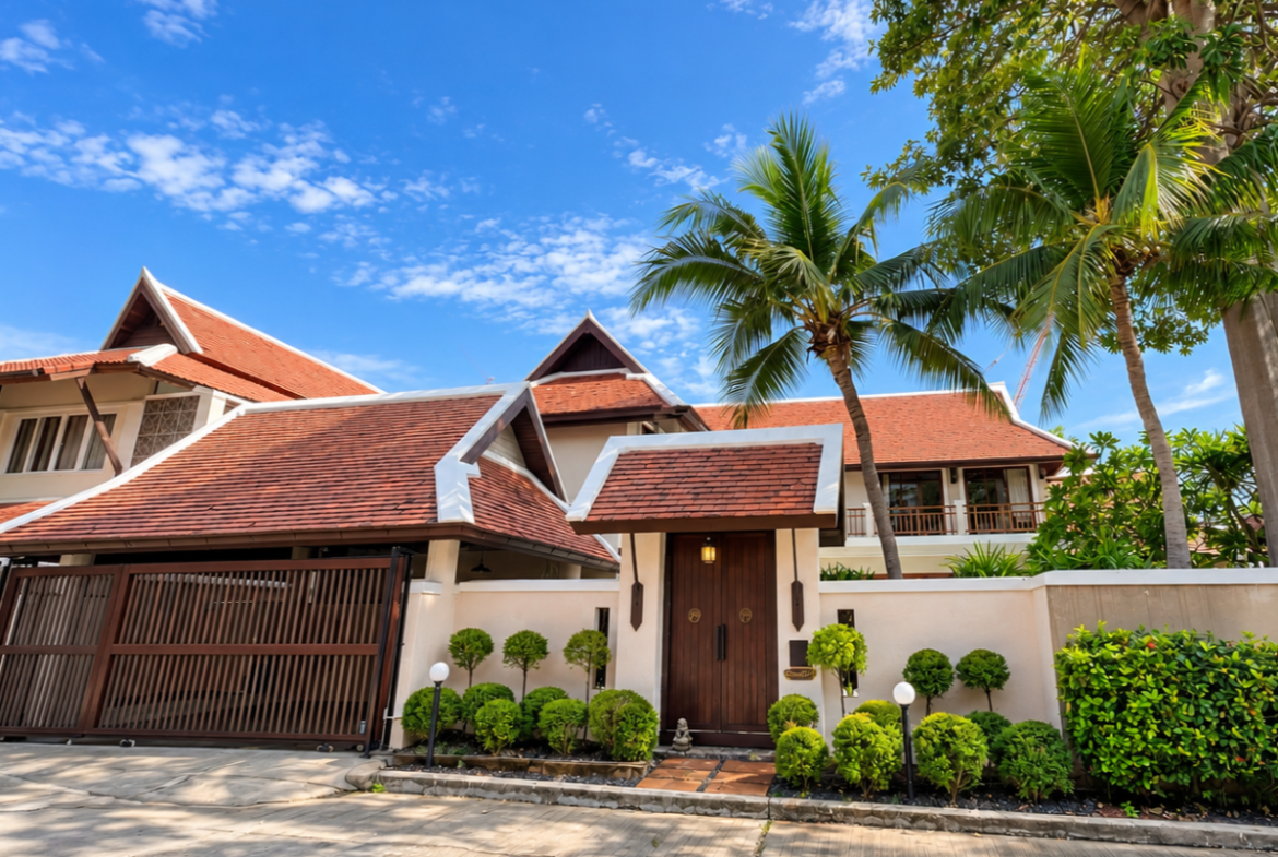 HS1521 – 5Bedrooms Bali Style Pool Villa House for Sale in Thabali Village in Thappraya Rd.